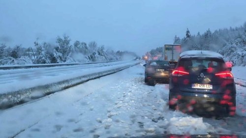 VIDÉO - "Ça ne finit pas de tomber" : la galère des automobilistes bloqués par la neige sur l’A89