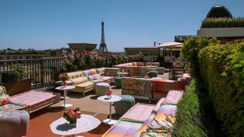 Ce rooftop coloré avec vue sur la tour Eiffel a rouvert ses portes