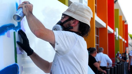 Un graffeur vient peindre une fresque historique à l'Aéroport Marseille Provence