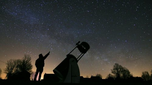 Cet été, des télescopes seront dispos gratuitement dans les parcs et jardins parisiens