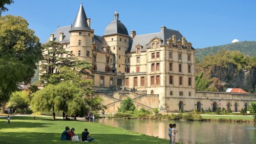 Ce château du XVIIe siècle à 1h30 de Lyon abrite un parc animalier et un musée unique en France
