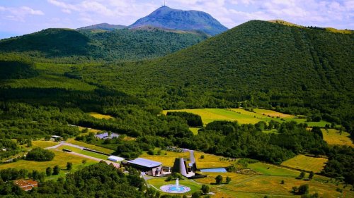 Cet immense parc d’attractions au cœur des volcans vient de rouvrir à 2h de Lyon