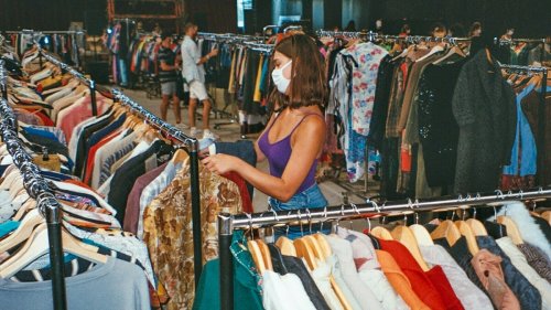 Une grande vente de vêtements vintages au kilo débarque à Lyon