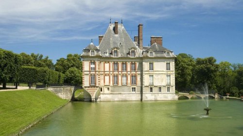 À 1h de Paris, cet incroyable château du XVIe siècle flotte sur l'eau