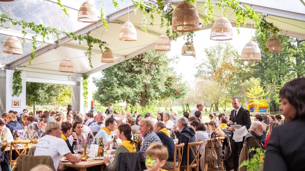 Un Grand Cru Classé du Médoc organise un immense banquet pour fêter ses premières vendanges