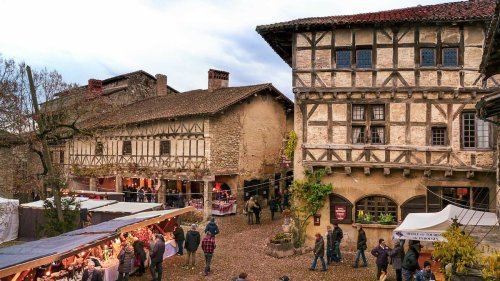Le marché de Noël le plus magique de la région dans une cité médiévale à 40km de Lyon