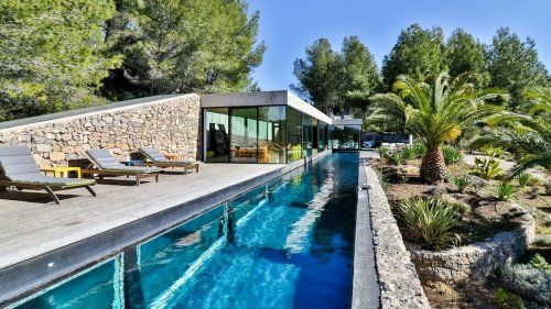 Découvrez ce Airbnb de dingue avec une piscine-aquarium à moins de 2h de Nice