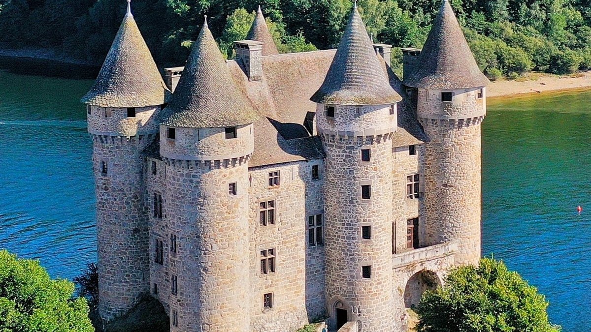Château de Val : la forteresse féérique qui flotte sur l’eau