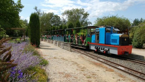 Près de Toulouse, un adorable petit train propose des balades en pleine nature