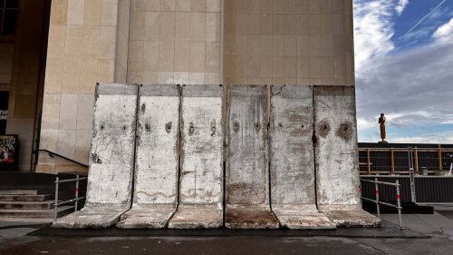 Un morceau du mur de Berlin installé en plein Paris