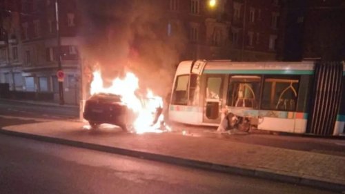 Les images impressionnantes de la collision  entre une voiture et un tramway à Paris