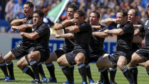 Les All Blacks installent un banc maori sculpté à la main au parc de la Tête d'Or