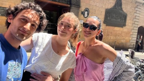 PHOTOS : quand Dua Lipa joue les touristes dans les rues de Lyon entre deux concerts