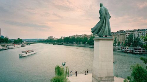 Une statue géante de Batman aperçue à Paris
