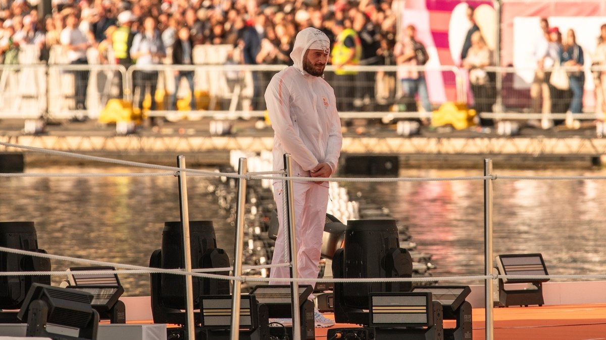 Le rappeur Jul ouvre un pop-up store éphémère à Paris