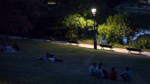 Les meilleurs parcs et jardins ouverts 24h/24 à Paris parfaits pour chiller de nuit cet été