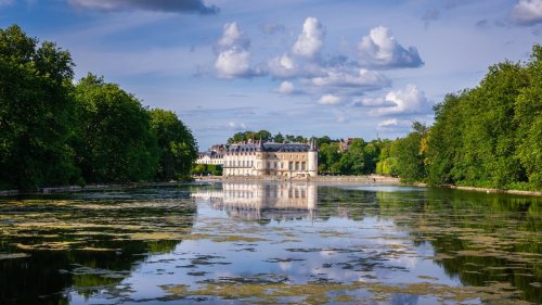 Ce château du XIVe siècle à 1h de Paris abrite un magnifique parc animalier