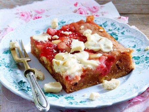 Saftig, süß und fruchtig: Rhabarber-Blondies mit weißer Schokolade