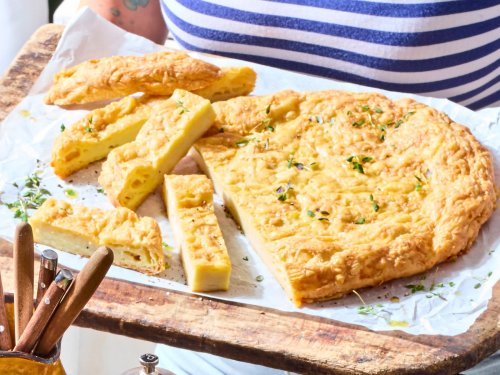 Großer Käsefladen vom Blech