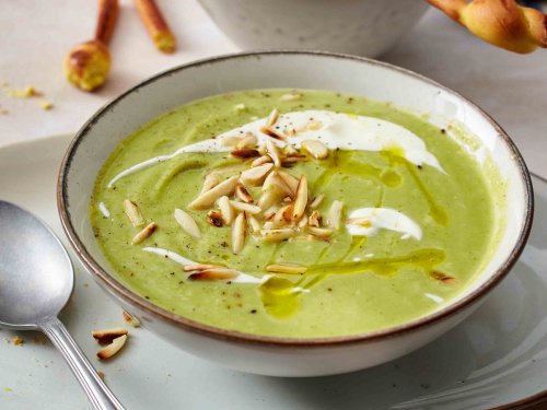 Brokkoli-Cremesuppe mit Sahne und Mandelcrunch Rezept | LECKER