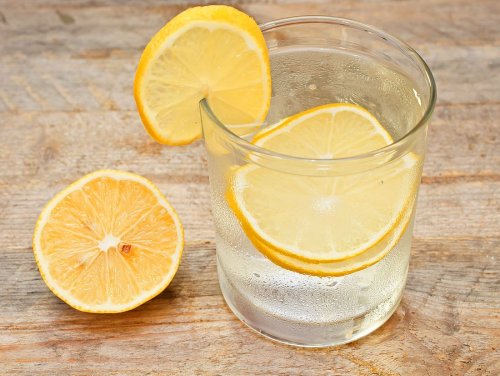 8 Gründe, warum du jeden Tag Zitronenwasser trinken solltest