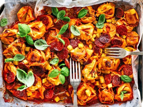 Ofennudeln mit Chorizo und Mango