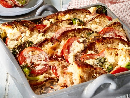 Schnelles Mittagessen aus dem Ofen: "Das Brot muss weg"-Auflauf mit Feta