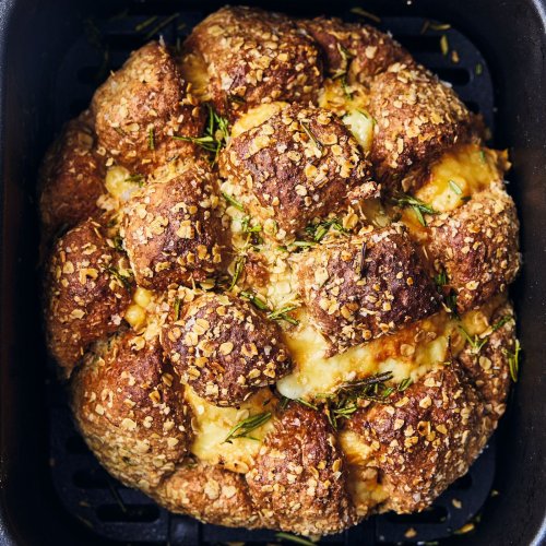 Viel Käse, kaum Wartezeit: So einfach geht Jamie Olivers Grillbrot aus dem Airfryer