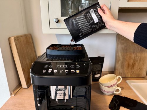 Der beste Kaffeevollautomat unter 500 €? De’Longhi Magnifica Evo im Test