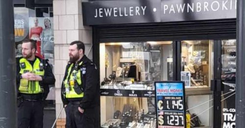 Chainsaw wielding robbers raid Leeds jewellers