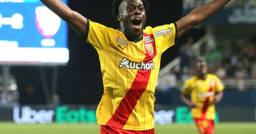 Leeds United news as PSG boss opens up on Arnaud Kalimuendo's future