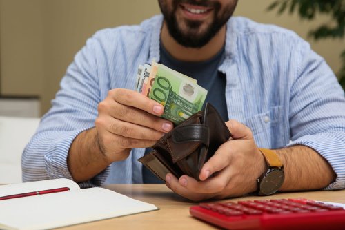 À profil égal, ce secteur est celui qui paie le mieux en France - devant la finance et la santé