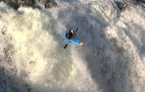 Les images spectaculaires des sauts géants de la championne du monde de kayak extrême