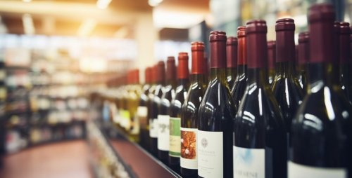 Comment l'étiquette dessine-t-elle deux grandes tendances du monde du vin ?