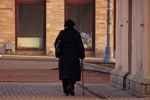 Brigitte donne sa maison à ses enfants : dix ans plus tard, ils la forcent à partir, en toute légalité