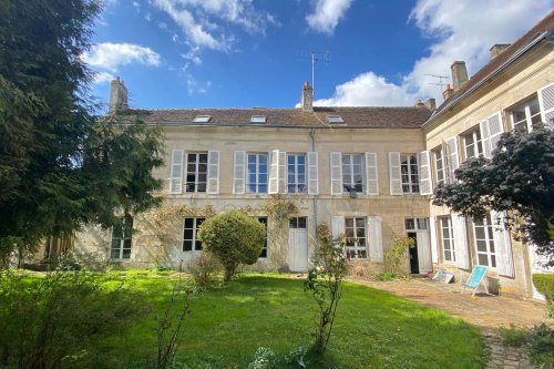 Cette splendide maison de maître de 330 m² et ses dépendances sont à vendre pour 290 000 euros