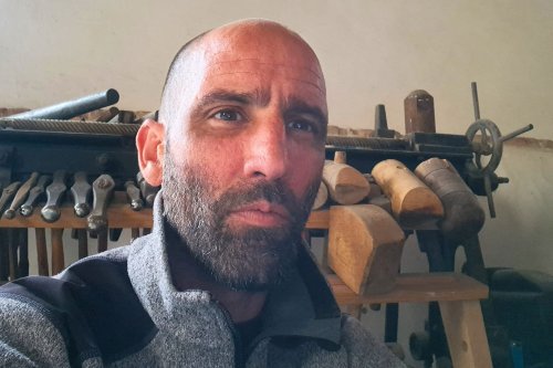 "Je suis l'un des derniers dinandiers de France - voici en quoi consiste mon métier et combien je gagne chaque mois"