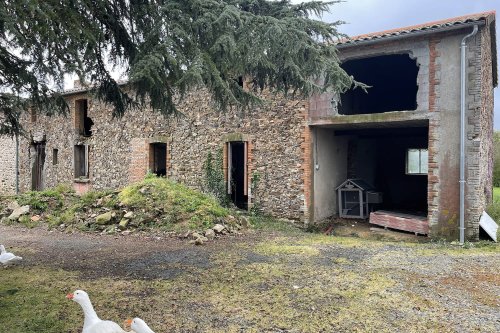 À 28 et 33 ans, ce jeune couple vient de rénover sa troisième maison : une longère de 175 m² achetée en 2022 pour...