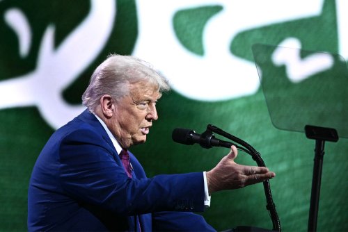En Arabie saoudite, Trump fustige l’interventionnisme occidental et les néoconservateurs