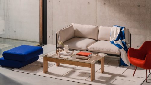 En 2025, les fauteuils disparaissent peu à peu des salons : ce meuble compact et ultra-confortable les remplace partout !