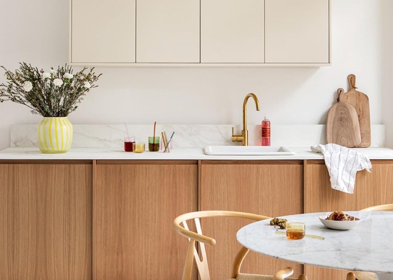 Plus personne ne met d’armoires en hauteur dans sa cuisine : voici la nouvelle tendance qui les remplace en 2025