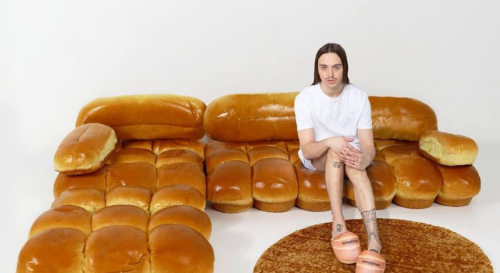 Un canapé réalisé à partir de pains au lait ? Le pari fou entre IKEA et un rappeur estonien