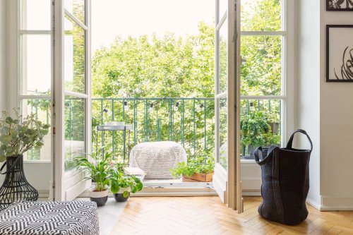 Petit balcon, oubliez les tables encombrantes : le "bar de balcon" est la nouvelle tendance de l'été, il s'installe en quelques seconde et ne prend pas de place