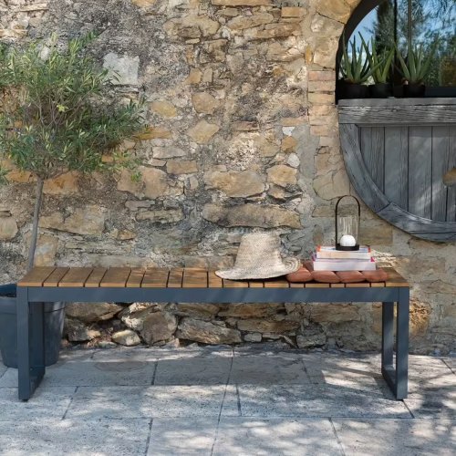 Votre grand-père a passé de nombreux étés assis dessus : cette chaise culte est la nouvelle star de tous les jardins - Le Journal de la Maison