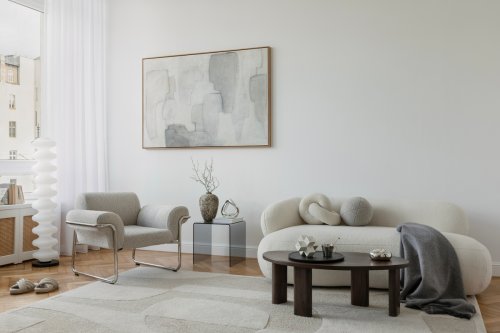 Gris, blanc, beige : pourquoi ces couleurs sont le nouveau crime déco impardonnable dans un salon en 2025