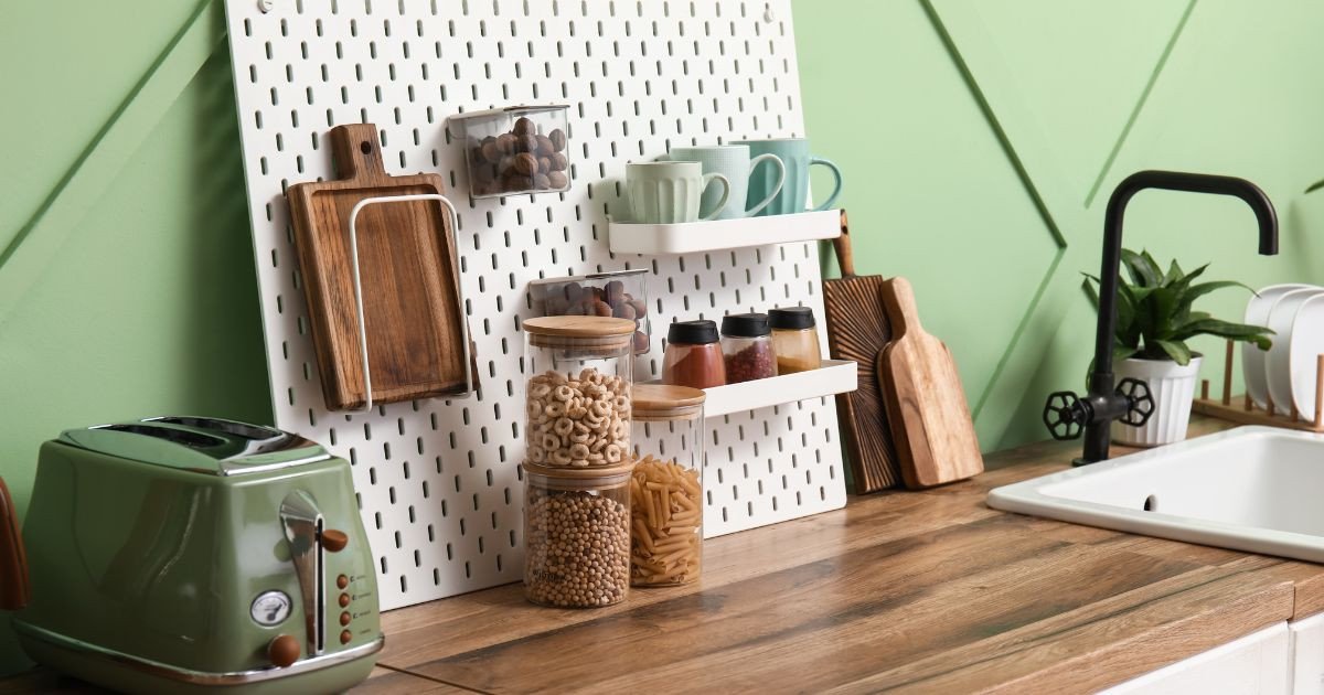 Ce lot de deux mugs pop ne coûte que 4€ chez IKEA : la nouveauté à ne pas louper pour des matins ensoleillés en 2025 !