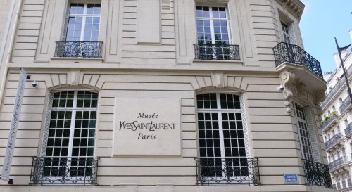 « Yves Saint Laurent aux musées » : l’exposition prodigieuse sur le célèbre couturier déployée dans 6 musées parisiens