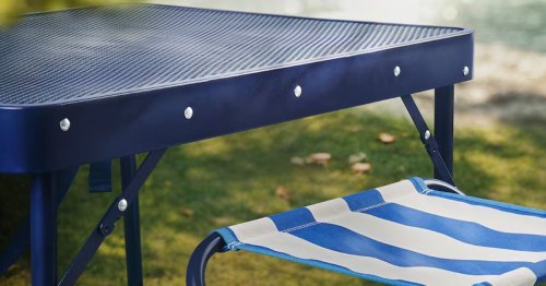 Petits espaces, pique-niques ou balcons : cette table pliante IKEA (et ses deux chaises) à 49 € va vous simplifier l’été