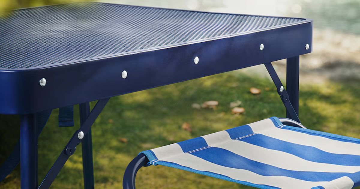Petits espaces, pique-niques ou balcons : cette table pliante IKEA (et ses deux chaises) à 49 € va vous simplifier l’été