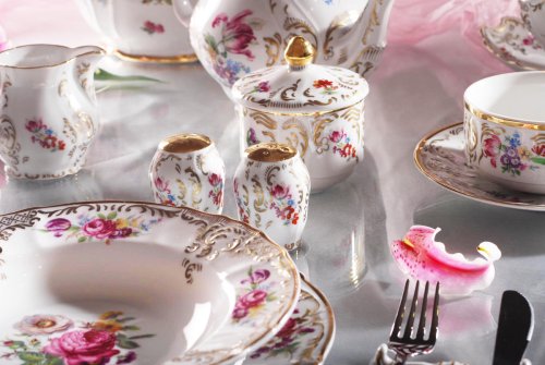 Ce service en porcelaine que vous pensiez sans valeur pourrait vous rapporter plus de 20 000 € !